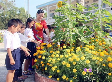 Cô trò cùng tìm hiểu về các loài hoa trong trường